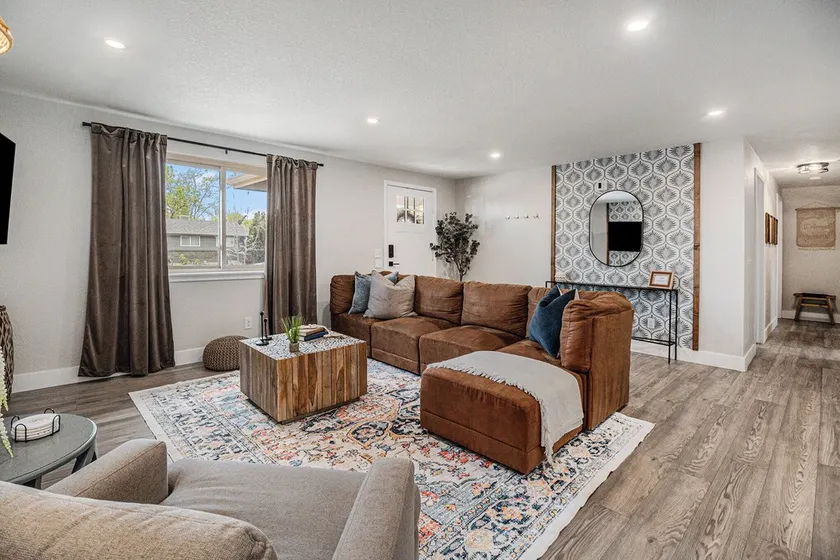 6-bedroom Retreat - Game + Movie Room - Fire Pit - 15 min to Denver + Boulder - Image 1