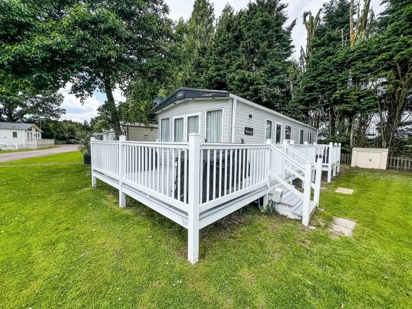 Lovely 6 Berth Caravan At Weeley Bridge In Essex Ref 69015R - Image 1