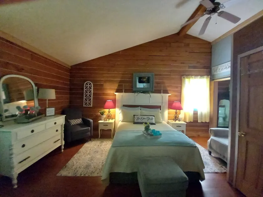 Cottage in the Woods B&B=The Bluebird Bungalow - Image 1