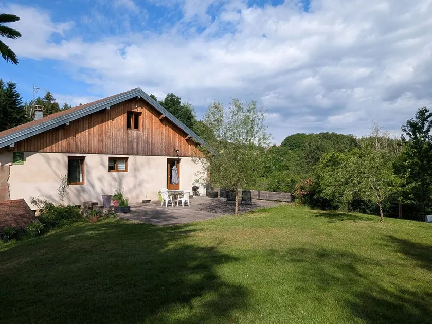Gîte élégant en pleine nature avec terrasse, départ randonnées, parking privé et équipements inclus - Image 1