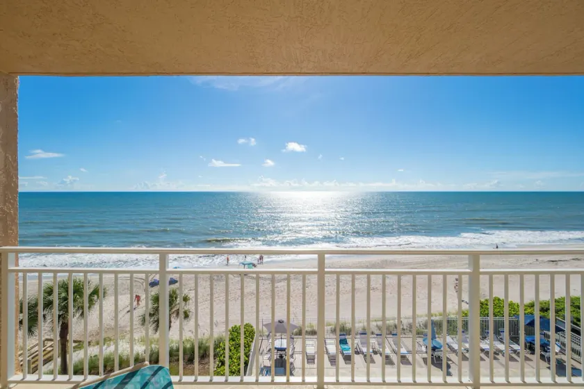 Beachfront Vacation Rental, Smukke udsigt fra den 5. historie balkon. - Image 1