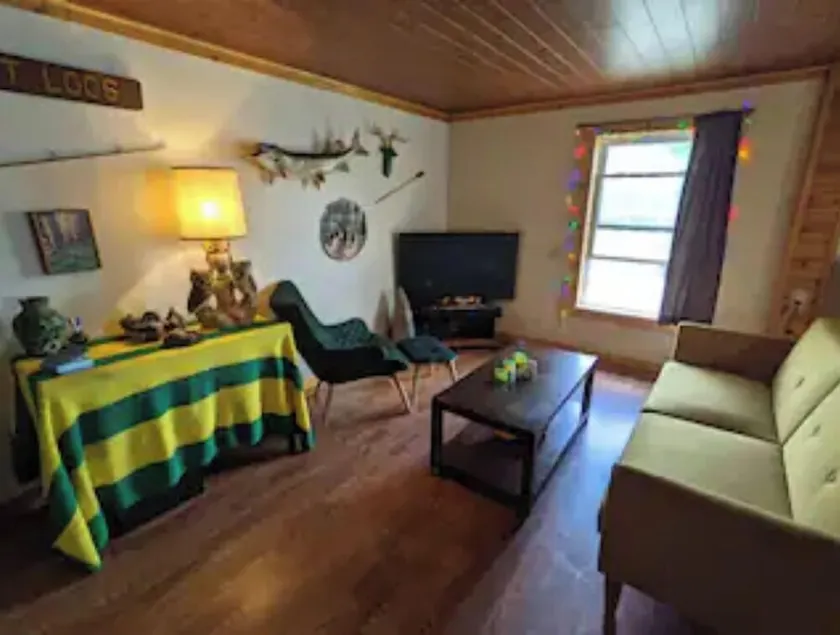 Convenient, cozy, and colorful 2 Bed/1 Bath Home - Image 1