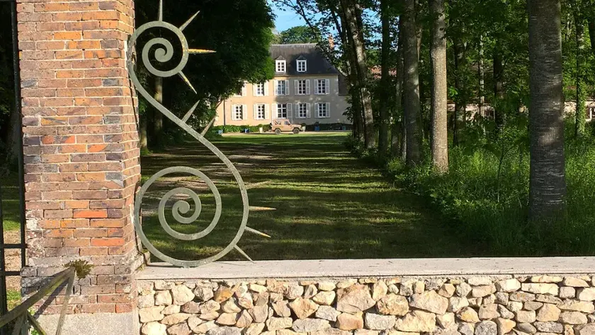Familienschloss mit Teichen (40 ha) und Wäldern zwischen Fontainebleau und Sens - Image 1