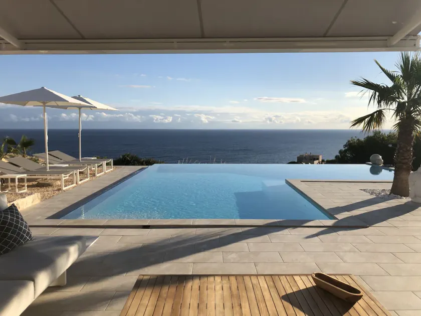 Luxurious new villa with spectacular sea views - Image 1
