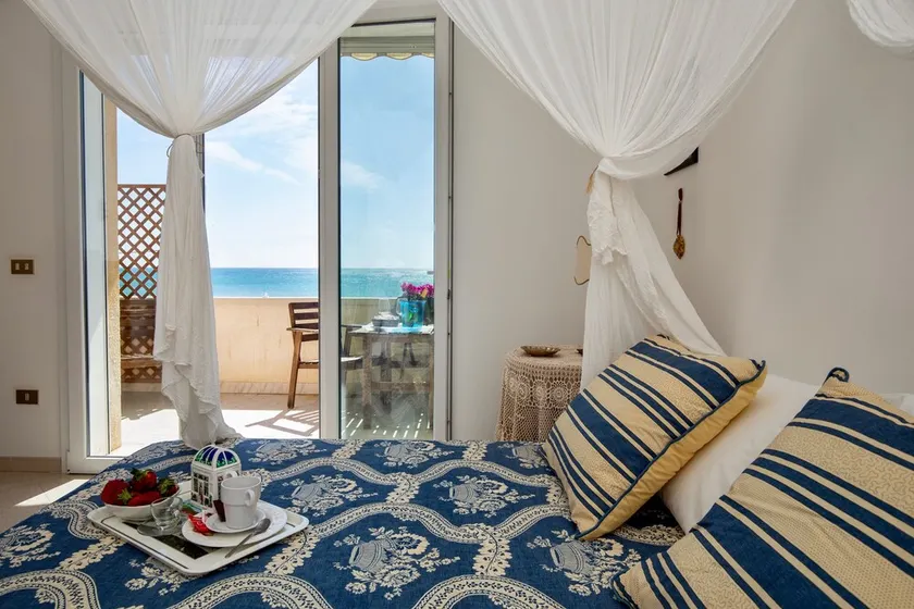 Unforgettable sunrises and spectacular sunsets in a house of new renovation on the sea - Image 1