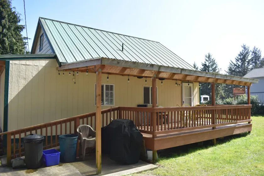 Cute 2 Bedroom Home Near Bay with creek right in the backyard! - Image 1