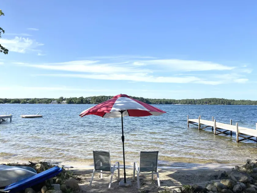 Waterfront Home avec plage privée sur le lac! - Image 1