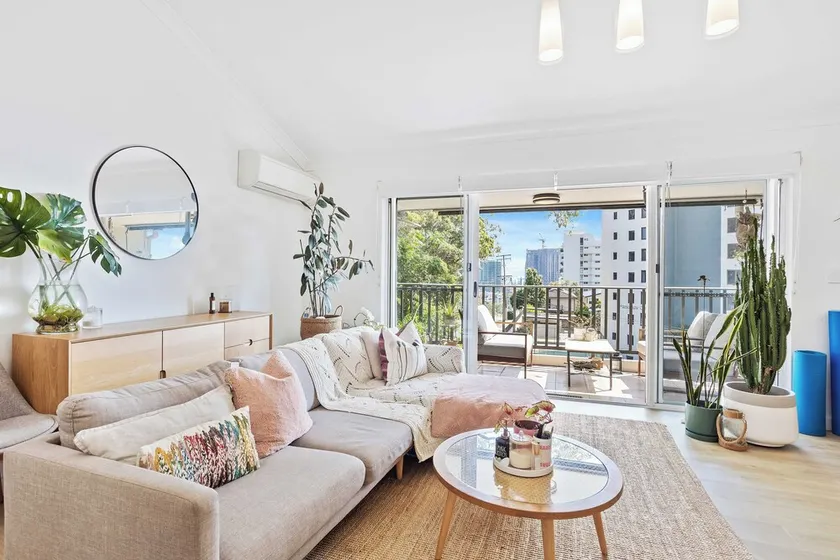 Hillside in the heart of Burleigh! - Image 1