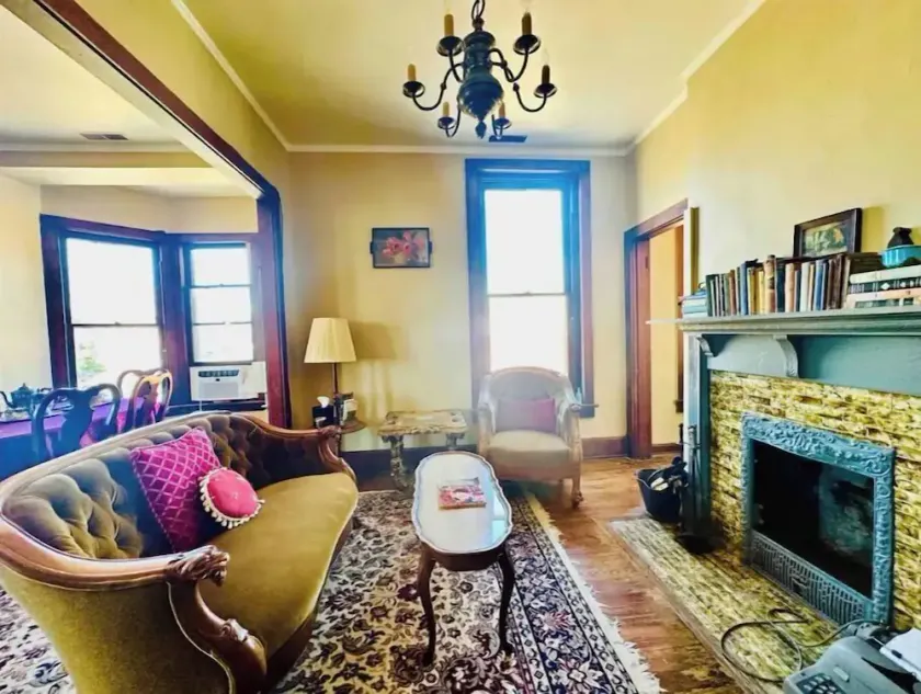 Charming historic apartment turned antique store near the town square - Image 1