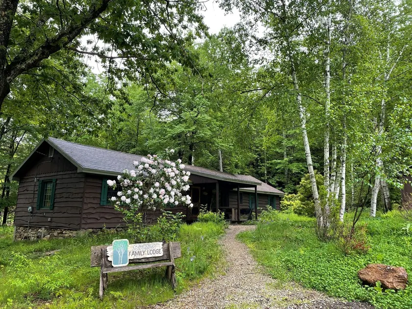 A Family Lodge in the woods with lake access - Image 1