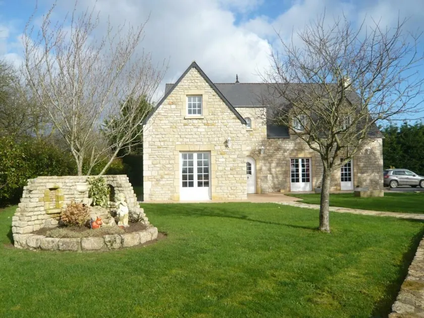 Spacious family home with enclosed garden and garage - Image 1