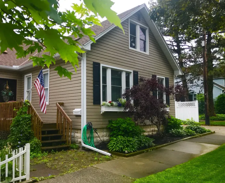 Historic and quiet St. Joseph neighborhood: Lovely comfortable 100 yo two story - Image 1