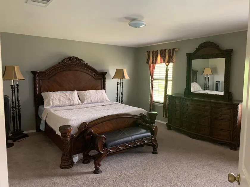 Entire home 6 beds. Friends and family home. - Image 1