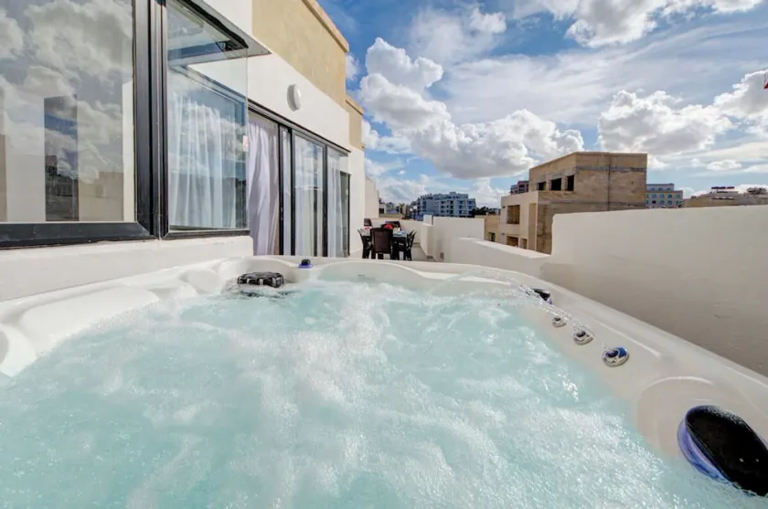 Magnificent Seafront 2-bedroom Sliema penthouse - Image 1