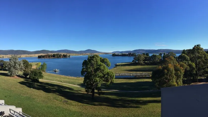 Horizons 212 Lake Jindabyne Waterfront Apartment - Image 1