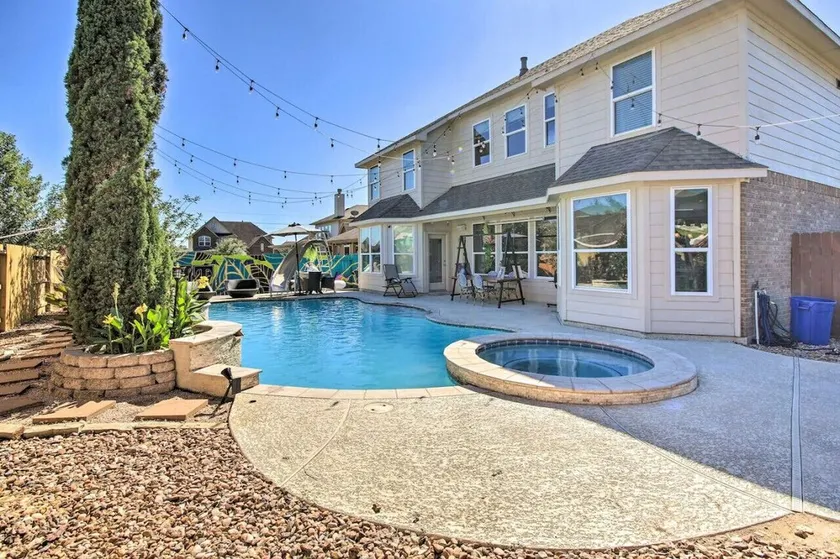 Serene 4BR Lux Home w Heated Spa Pool Massage Chair - Image 1