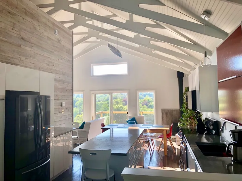 Modern, unique house on the grand concourse trail, 2.4km from downtown. - Image 1