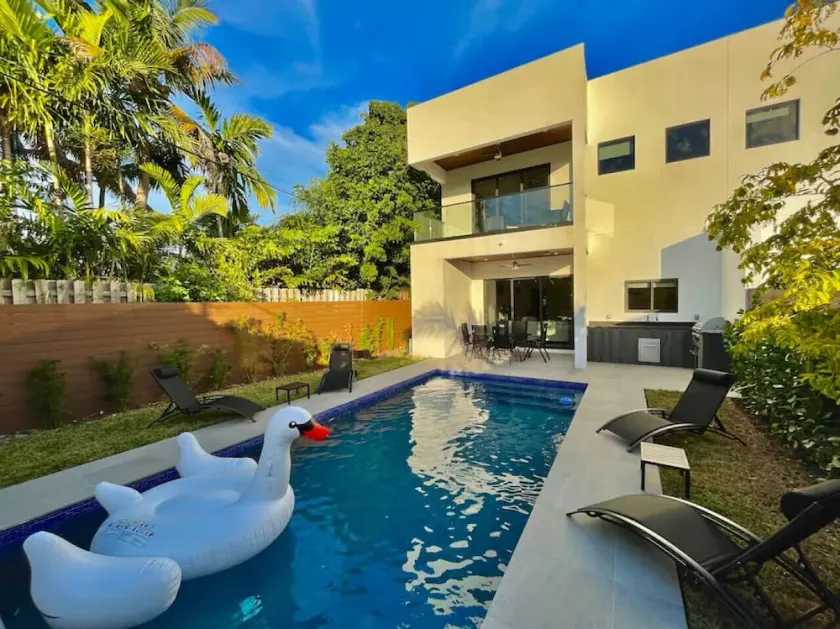 The Botanical Oasis in Las Olas with Pool Near the Beach - Image 1