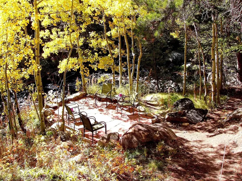 Simple mountain cabin on the banks of the mighty Saint Vrain Creek - Image 1