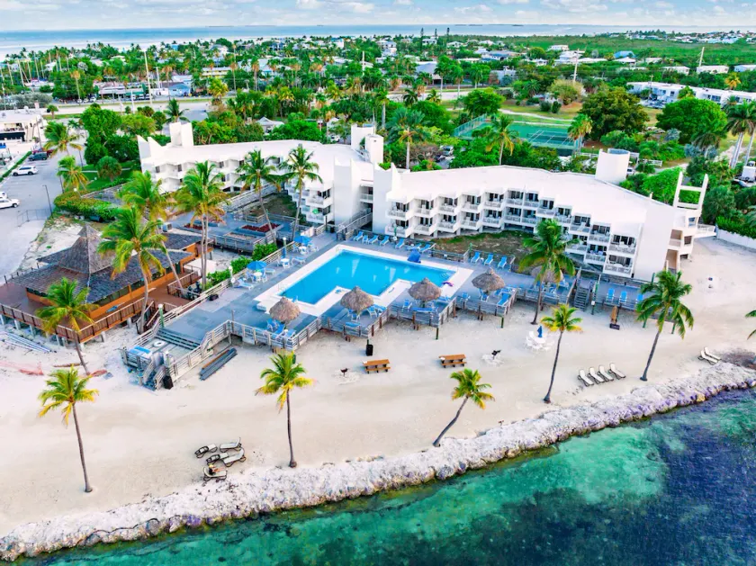 Tropical Tranquility: Oceanview 1BR Suite on the Island - Image 1