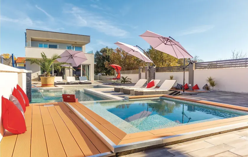 Luxurious Home In Pula - Image 1