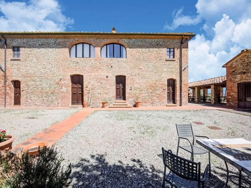 Apartamento en Peccioli con Piscina y Vino - Image 1