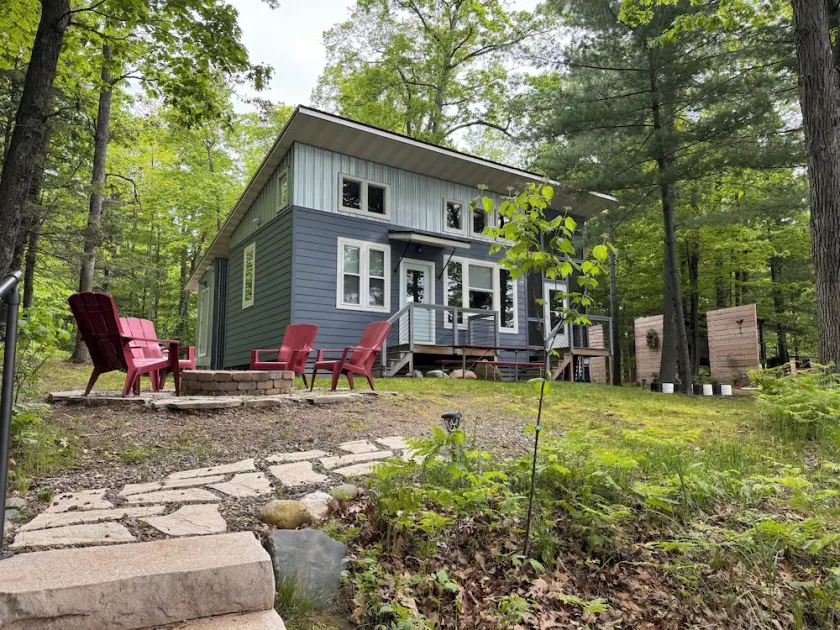 Rustic-Modern 1BR Lakeside Cottage for up to 5. - Image 1