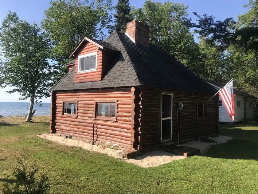 Welcome to Water’s Edge Log Cabin - Image 1