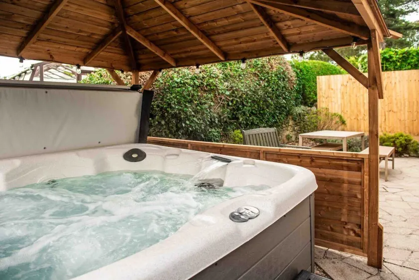 Stag Manor Hot Tub Retreat near Peak District - Image 1