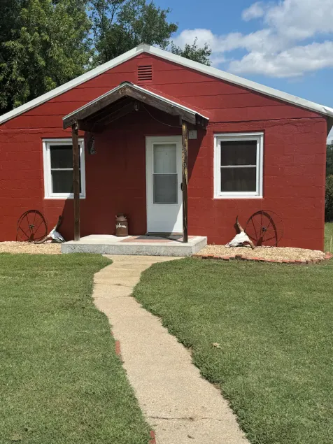 Lodge-Farmhouse is located at the edge of the Broken B Bar Ranch. - Image 1