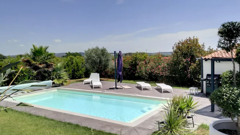 Spacious, bright villa with swimming pool - Image 1