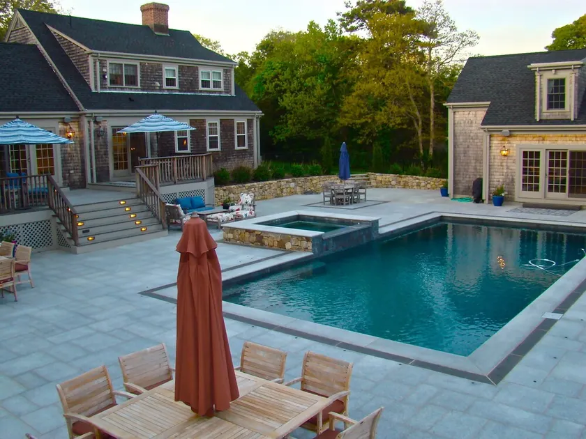 Retraite d'Edgartown. Marchez jusqu'à la ville. Piscine chauffée et maison d'hôtes! Récemment rénové - Image 1
