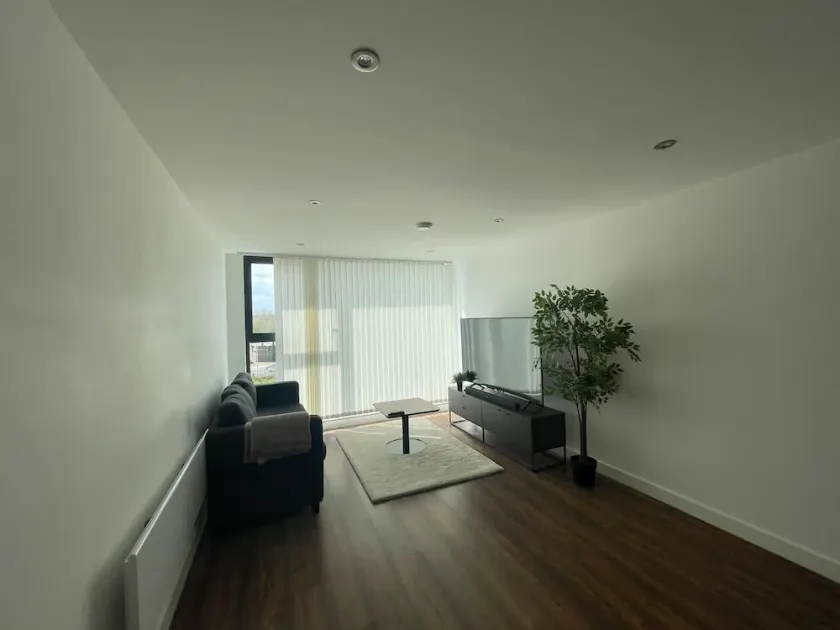 Luxury 2-Bed Apartment in Manchester with parking - Image 1