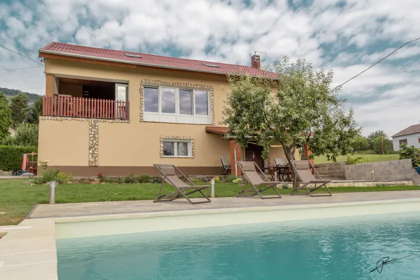 Ferienhaus OMEGA, mit grossem Pool und Seeblick - Image 1
