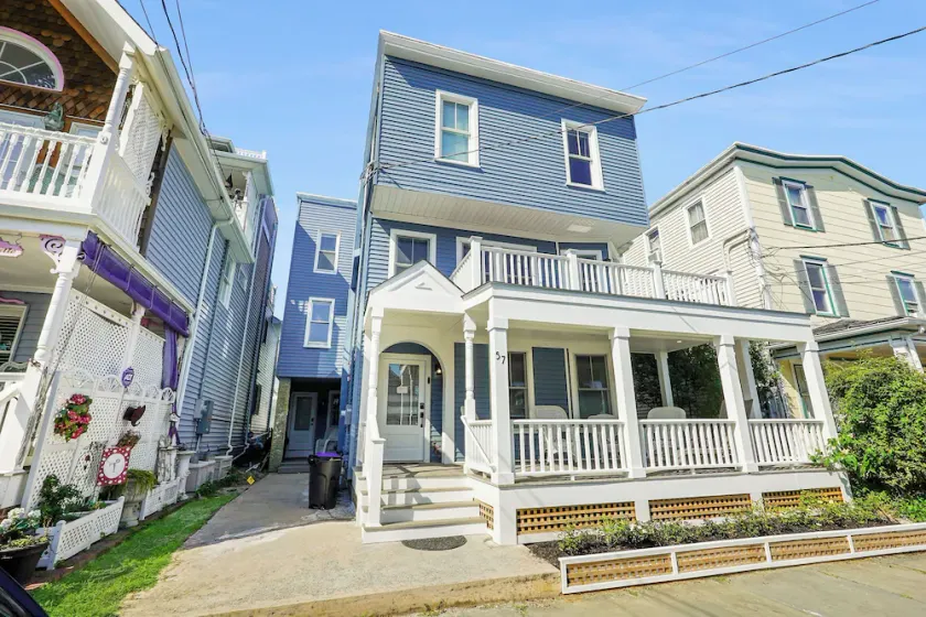 Welcome to the Atlantic Grove, 9 bedrooms 5.5 baths & 2 blocks to the beach. - Image 1