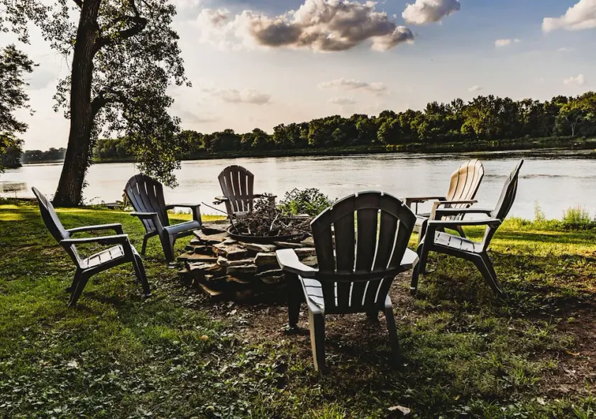 Cozy 3-bedroom home on the waterfront, dog friendly! - Image 1
