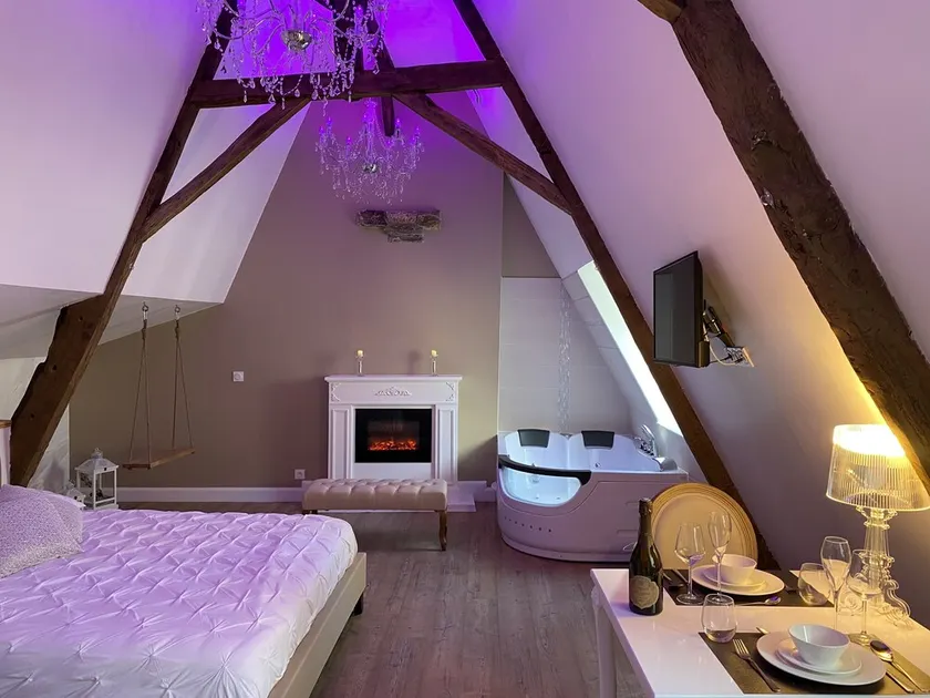 Sweet Love romantic suite with private spa - Image 1