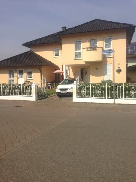 Gästehaus Tante Tienchen 7 Minuten zu Fuss zum Europa Park , plus kostenloses Parkplatzticket Rulantica ,alle unsere Suiten haben einen Balkon - Image 1