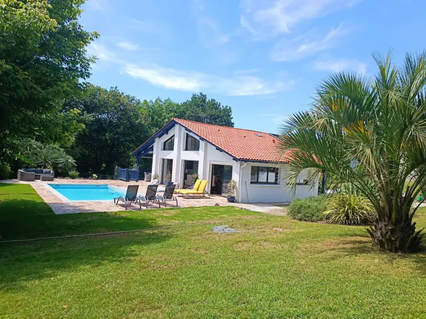 Geräumige WOHNUNG in einer VILLA mit BEHEIZTEM PRIVATPOOL, GARTEN 2500m² - Image 1