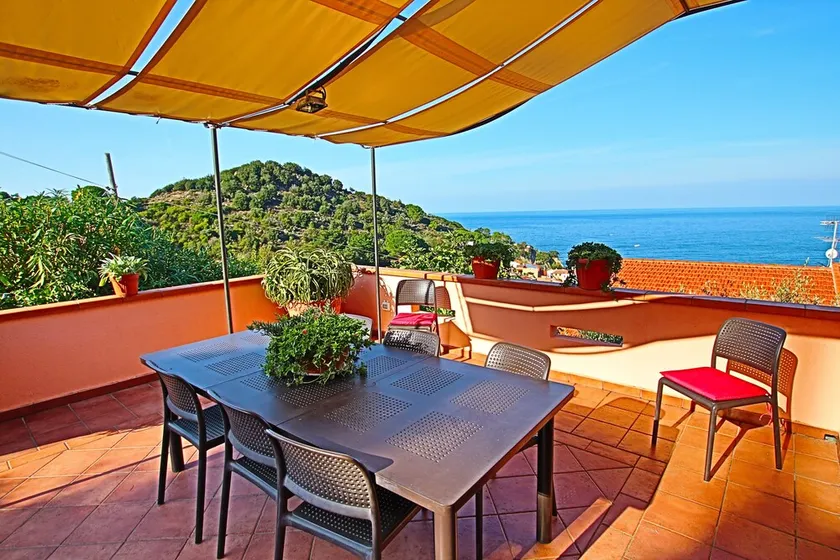 PORTION AF VILLA A S. ANDREA MED BEAUTIFUL SEA VIEW KUN 300 meter fra stranden - Image 1