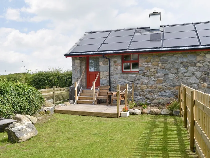 1 bedroom accommodation in Llandwrog, near Caernarfon - Image 1