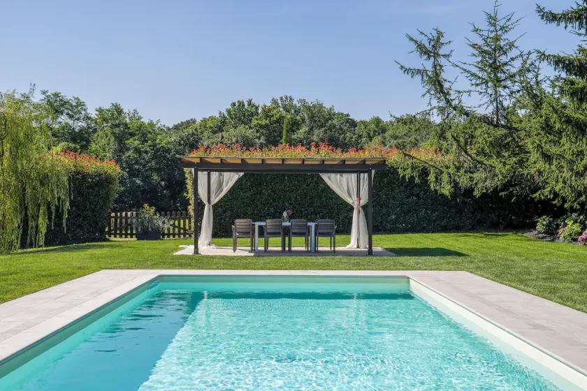 Villa Sissi e la sua piscina  immerse nel verde  per un completo relax - Image 1