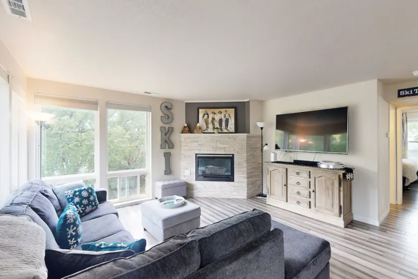 Luxe dog-friendly condo with river views - Walk to slopes - Image 1