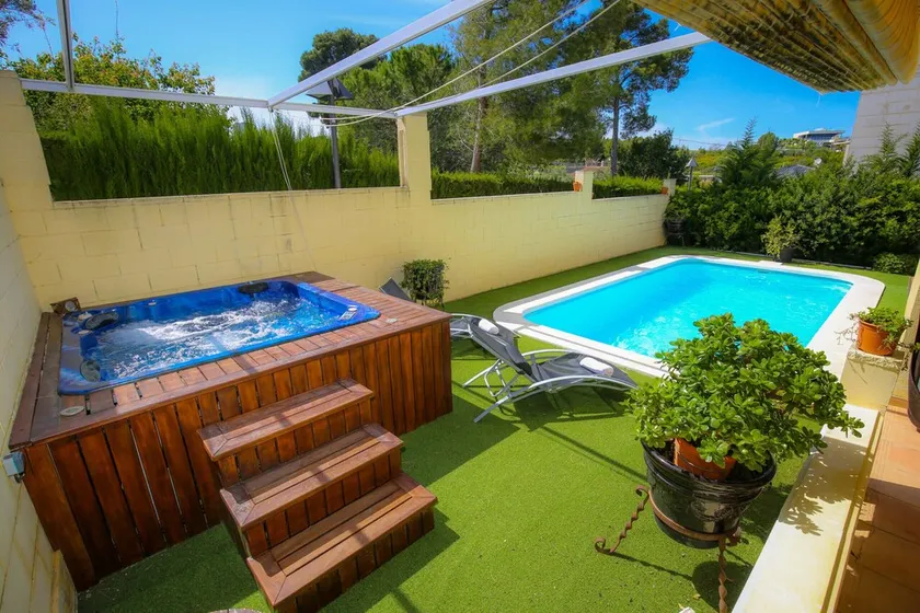 House with private pool - Families only - Image 1