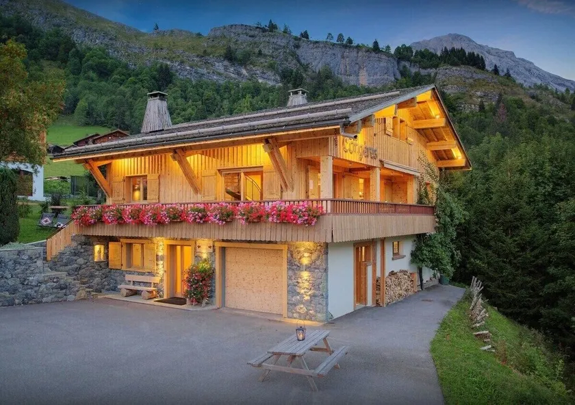 Ski base piste views, 14 people, pool and sauna - Image 1