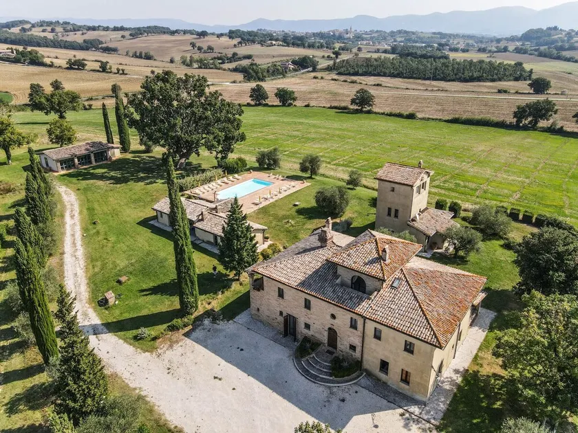 Big estate with private pool, large garden 20km from Todi & 34 from Spoleto. - Image 1