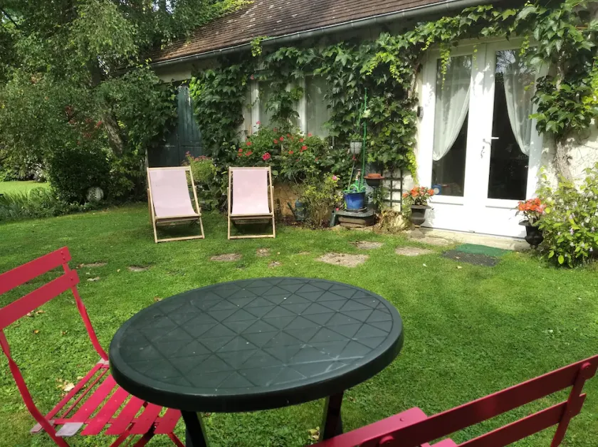 House in landscaped garden - Image 1