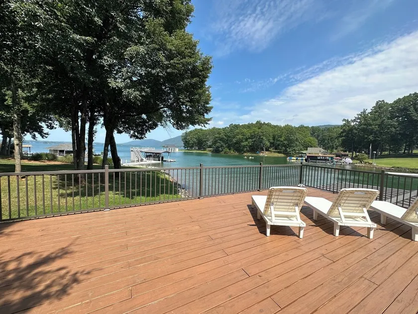 A PERFECT LOCATION! Sloping lot, mountain view,  and great cove! - Image 1