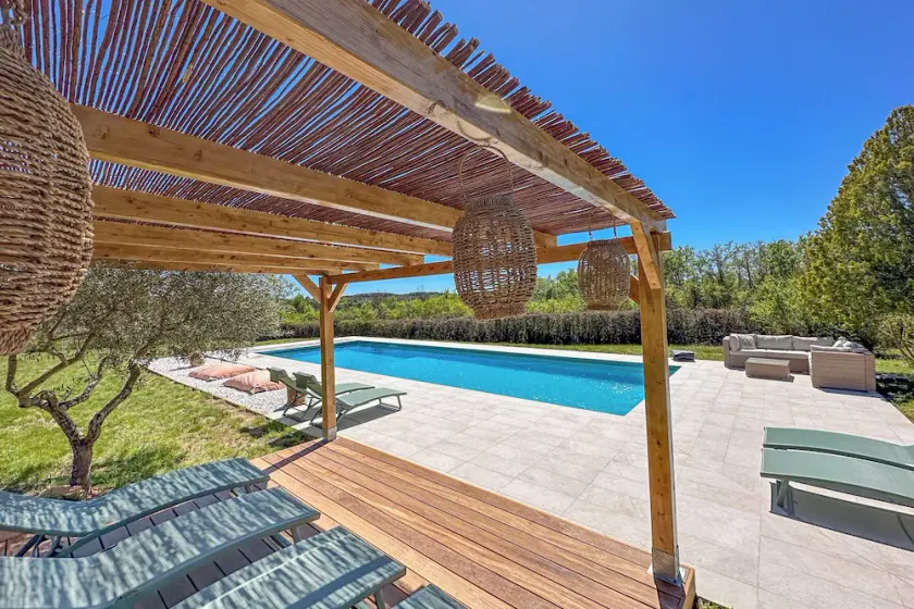 5 bedroom Mas, olive grove, heated pool 15 x 5m, air con, 5000m2 gardens - Image 1