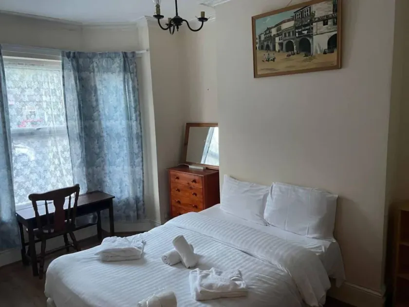 Homely 4-bed House in Manchester - Image 1